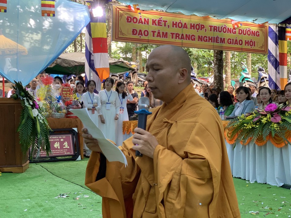 Thượng tọa tân trụ trì chùa Minh Châu dâng lời phát nguyện Thượng tọa tân trụ trì chùa Minh Châu dâng lời phát nguyện