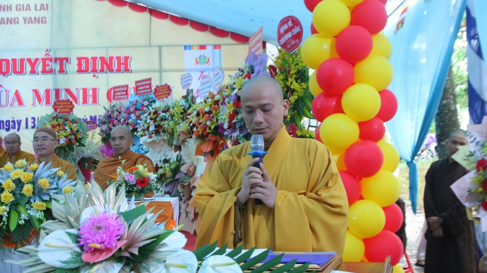 Đại đức Thích Đồng Giải đọc quyết định bổ nhiệm Đại đức Thích Đồng Giải đọc quyết định bổ nhiệm