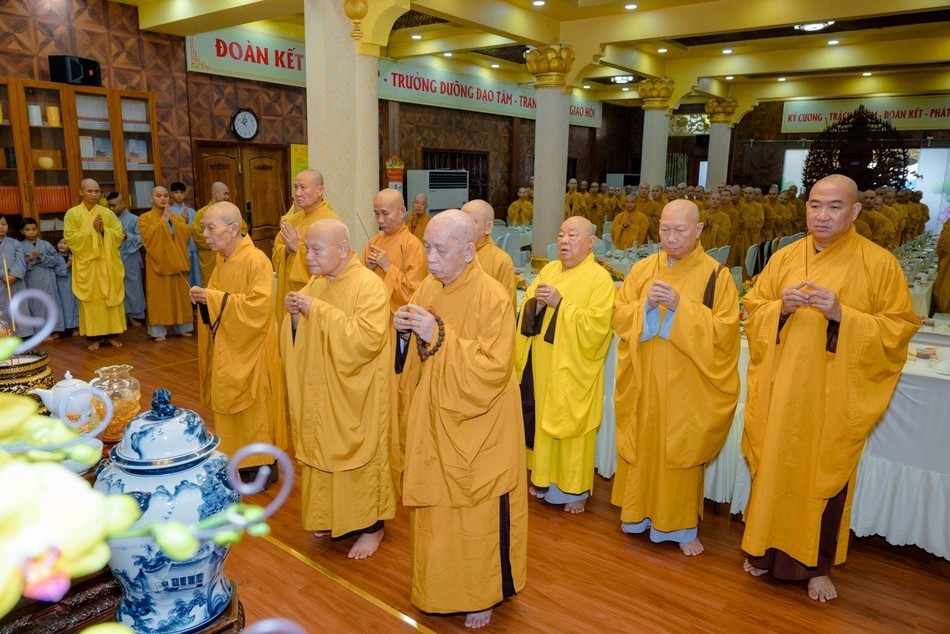 Chư tôn giáo phẩm dâng hương tưởng niệm