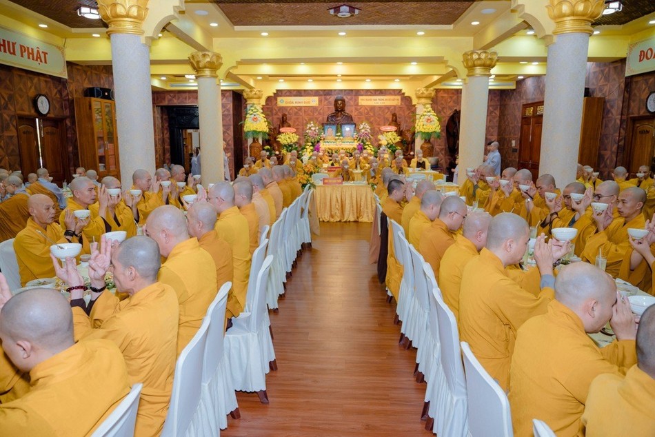 Chư Tăng Ni cử bát cúng dường trong thời quá đường chung mỗi kỳ Bố-tát trong mùa An cư kiết hạ