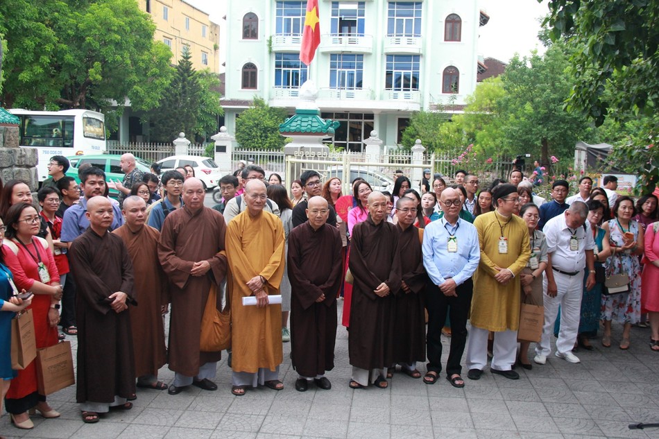 Chư tôn đức tham dự khai mạc triển lãm Chư tôn đức tham dự khai mạc triển lãm