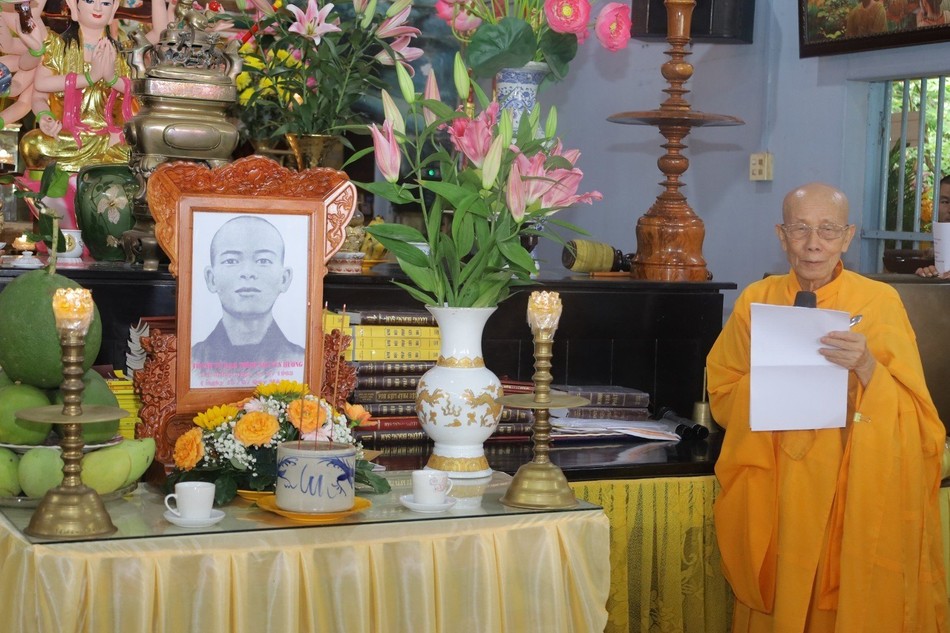 Trưởng lão Hòa thượng Thích Minh Trí đã tuyên đọc tiểu sử Thánh tử đạo Thích Nguyên Hương Trưởng lão Hòa thượng Thích Minh Trí đã tuyên đọc tiểu sử Thánh tử đạo Thích Nguyên Hương