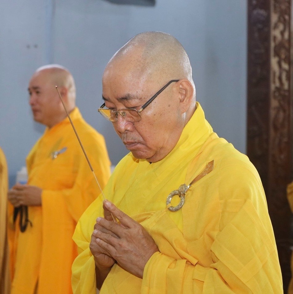 Thắp hương cầu nguyện Thắp hương cầu nguyện