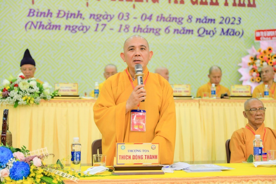 Thượng tọa Thích Đồng Thành báo cáo đề dẫn
