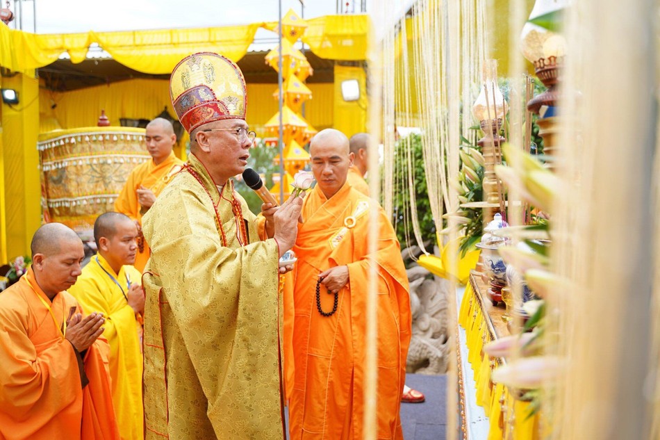 Thượng tọa Thích Lương Nguyên, Phó ban Tri sự kiêm Trưởng ban Nghi lễ Phật giáo Thừa Thiên Huế cử hành lễ bạch Phật khai kinh Thượng tọa Thích Lương Nguyên, Phó ban Tri sự kiêm Trưởng ban Nghi lễ Phật giáo Thừa Thiên Huế cử hành lễ bạch Phật khai kinh