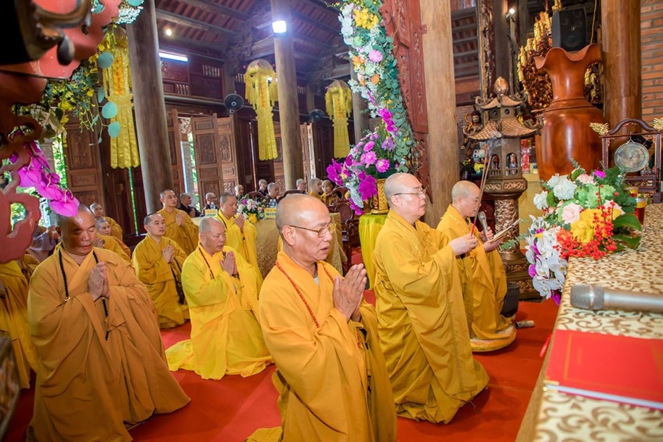 Chư tôn đức niêm hương bạch Phật