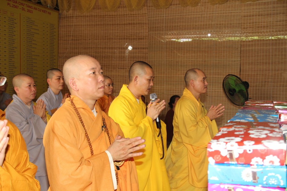 Đại đức Thích Đức Nguyên đại diện môn đồ pháp quyến tác bạch cúng dường Đại đức Thích Đức Nguyên đại diện môn đồ pháp quyến tác bạch cúng dường