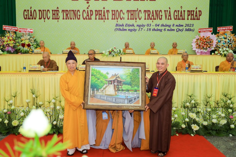 Hòa thượng Thích Thanh Quyết tặng tranh lưu niệm đến Trường Trung cấp Phật học Bình Định, nơi đăng cai tổ chức tọa đàm