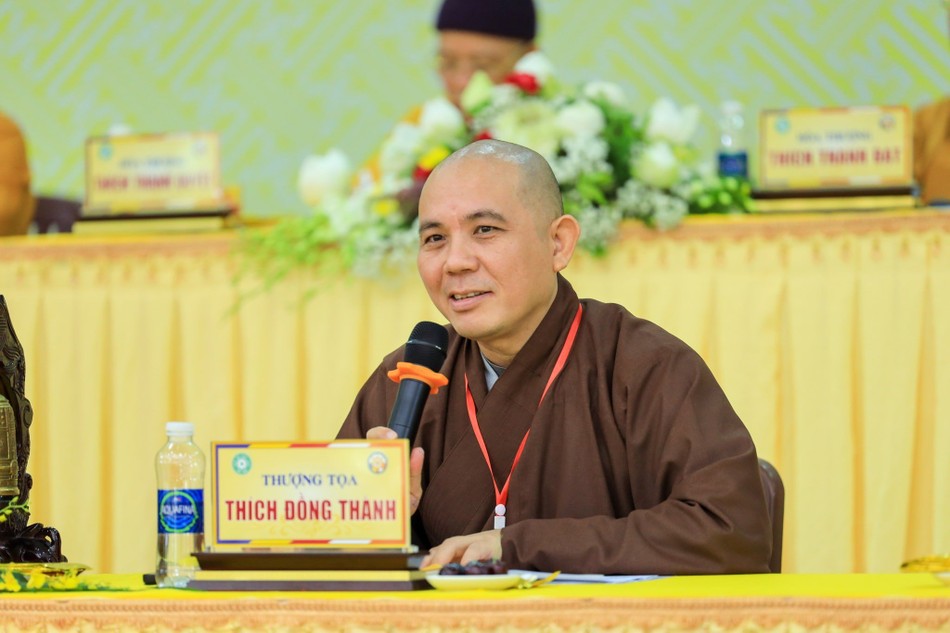 Thượng tọa Thích Đồng Thành điều hành buổi tọa đàm