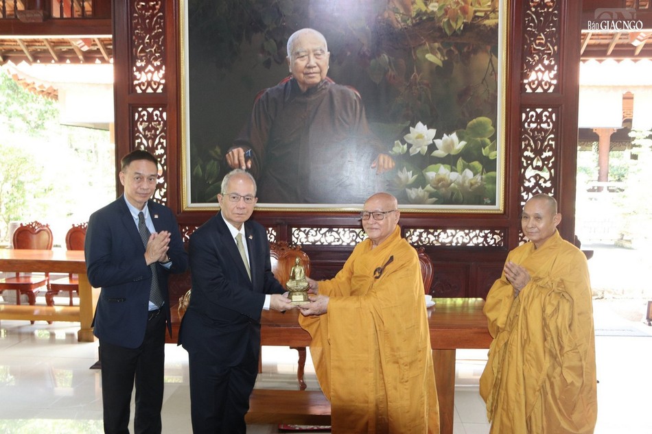 Trưởng lão Hòa thượng Thích Nhật Quang trao tặng tôn tượng Đức Phật Hoàng Trần Nhân Tông