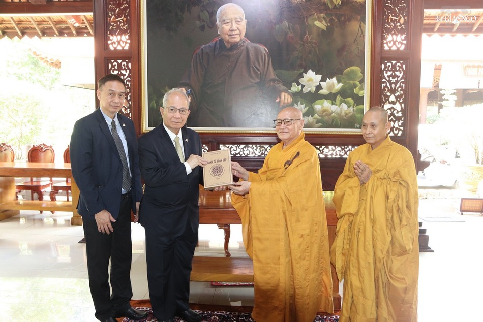 Chủ tịch WFB trân trọng đón nhận bộ sách Thanh Từ toàn tập