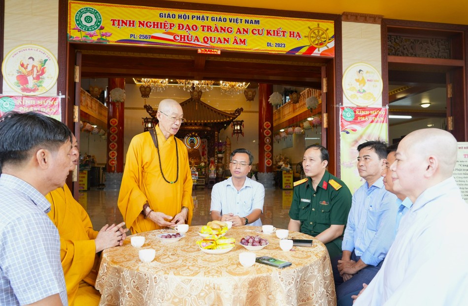 Hòa thượng Thích Hiểu Đức tri ân phái đoàn Hòa thượng Thích Hiểu Đức tri ân phái đoàn