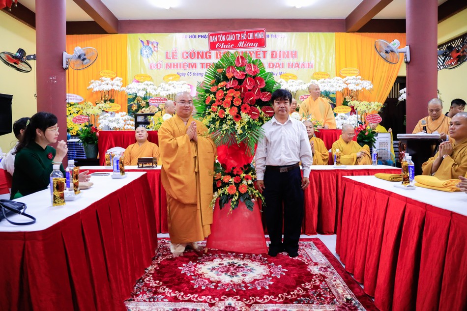 Ban Tôn giáo TP.HCM tặng hoa chúc mừng