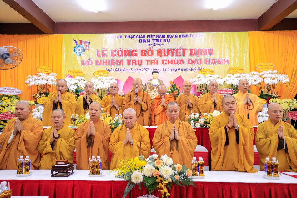 .Chư tôn giáo phẩm chứng minh buổi lễ