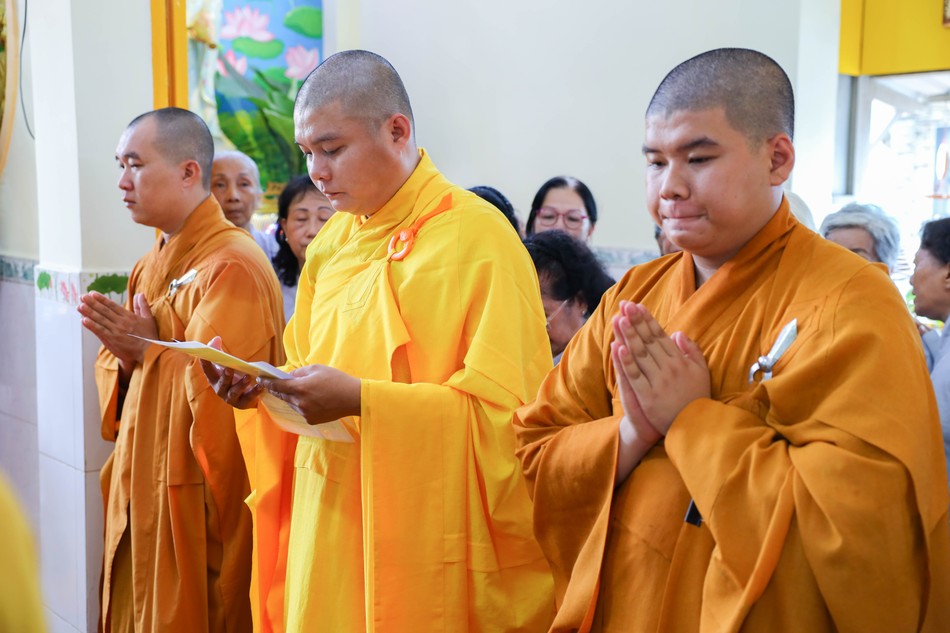 Đại diện môn đồ pháp quyến tác bạch cúng dường Đại diện môn đồ pháp quyến tác bạch cúng dường