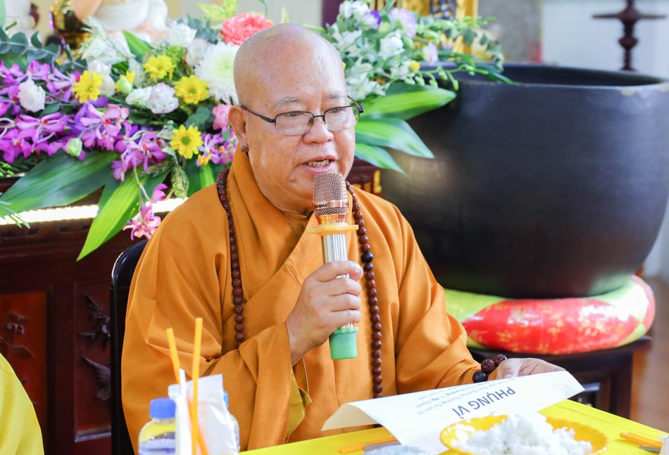 Hòa thượng Thích Tịnh Giác ban đạo từ Hòa thượng Thích Tịnh Giác ban đạo từ