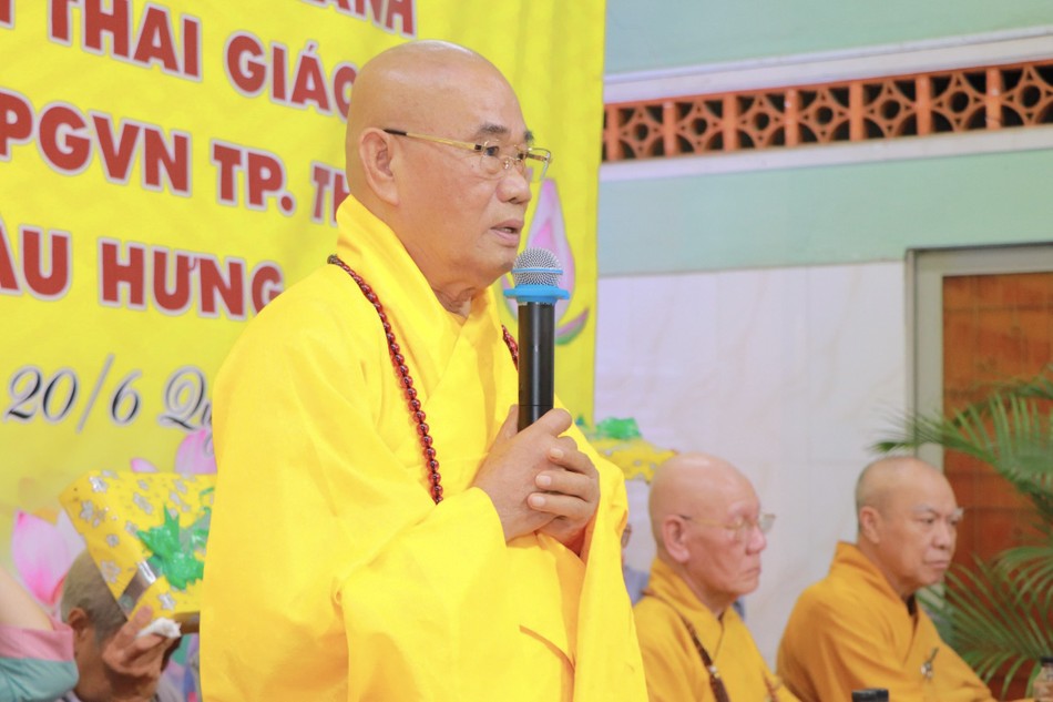 Trưởng lão Hòa thượng Thích Lãng Huỳnh ban đạo từ Trưởng lão Hòa thượng Thích Lãng Huỳnh ban đạo từ