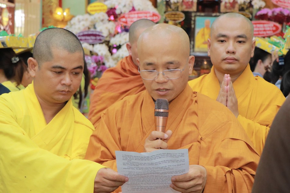 Đại đức Thích An Hòa dâng lời tác bạch Đại đức Thích An Hòa dâng lời tác bạch