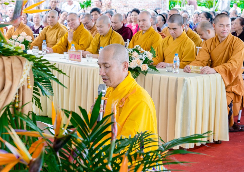 Đại đức tân trụ trì chùa Linh Ngọc dâng lời phát nguyện Đại đức tân trụ trì chùa Linh Ngọc dâng lời phát nguyện