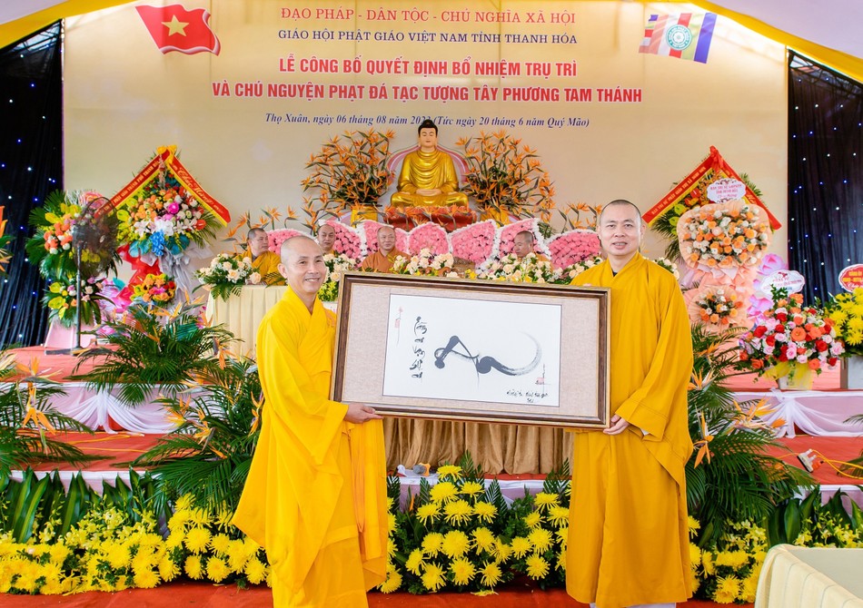 Thượng tọa Thích Tâm Đức tặng quà chúc mừng Đại đức tân trụ trì Thượng tọa Thích Tâm Đức tặng quà chúc mừng Đại đức tân trụ trì