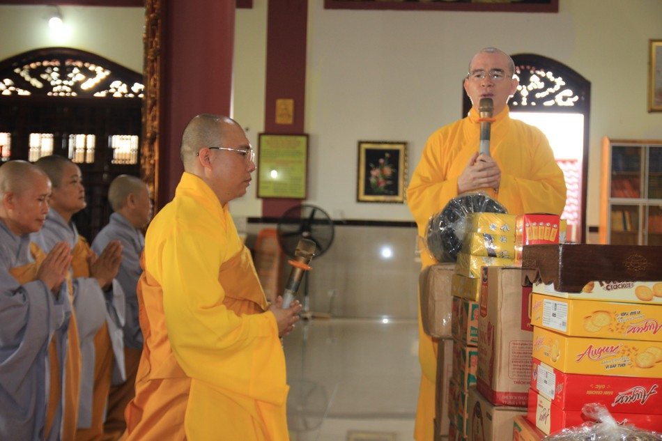 Thượng tọa Thích Đức Thành, trụ trì chùa Quảng Đức tán thán công đức của chư Tăng Ni cùng Phật tử trong đoàn Thượng tọa Thích Đức Thành, trụ trì chùa Quảng Đức tán thán công đức của chư Tăng Ni cùng Phật tử trong đoàn