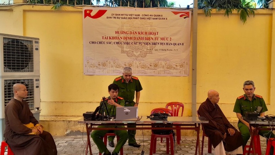 Công an Q.8 hỗ trợ cấp mã định danh cho chư Tăng Công an Q.8 hỗ trợ cấp mã định danh cho chư Tăng