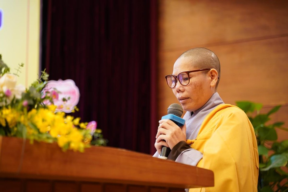 Sư cô Thích Đàm Vượng dâng lời phát nguyện