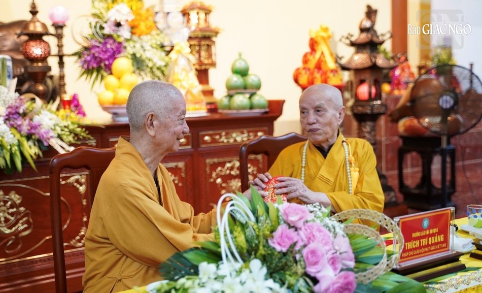 Đức Pháp chủ cúng dường Trường lão Hoà thượng Phó Pháp chủ, Chánh Thư ký Hội đồng Chứng minh, Đường chủ trường hạ tập trung Đại Thành