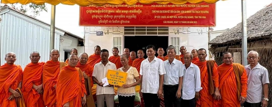 Huyện hội tặng nhà Đại đoàn kết đến gia đình ông Sơn Sa Manh Tha (ấp Sóc Chuối, X.Hiệp Hòa) Huyện hội tặng nhà Đại đoàn kết đến gia đình ông Sơn Sa Manh Tha (ấp Sóc Chuối, X.Hiệp Hòa)