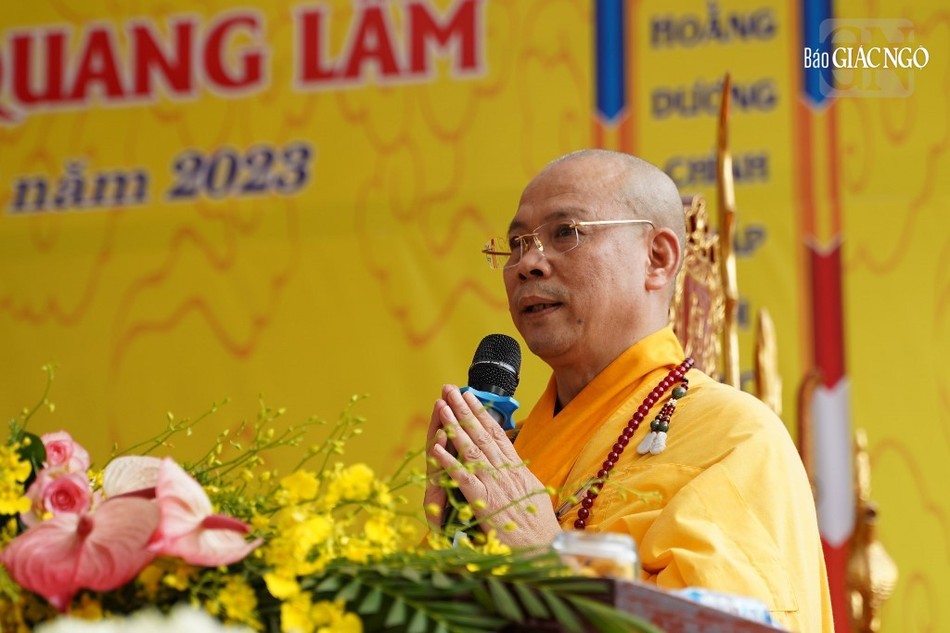 Thượng tọa Thích Nguyên Thành tác bạch cung nghinh Đức Pháp chủ