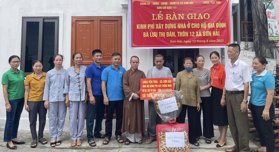 Đại đức Thích Tâm Ngọc cùng lãnh đạo X.Sơn Hải trao bảng tượng trưng số tiền 50 triệu đồng đến gia đình bà Lưu Thị Đàn Đại đức Thích Tâm Ngọc cùng lãnh đạo X.Sơn Hải trao bảng tượng trưng số tiền 50 triệu đồng đến gia đình bà Lưu Thị Đàn