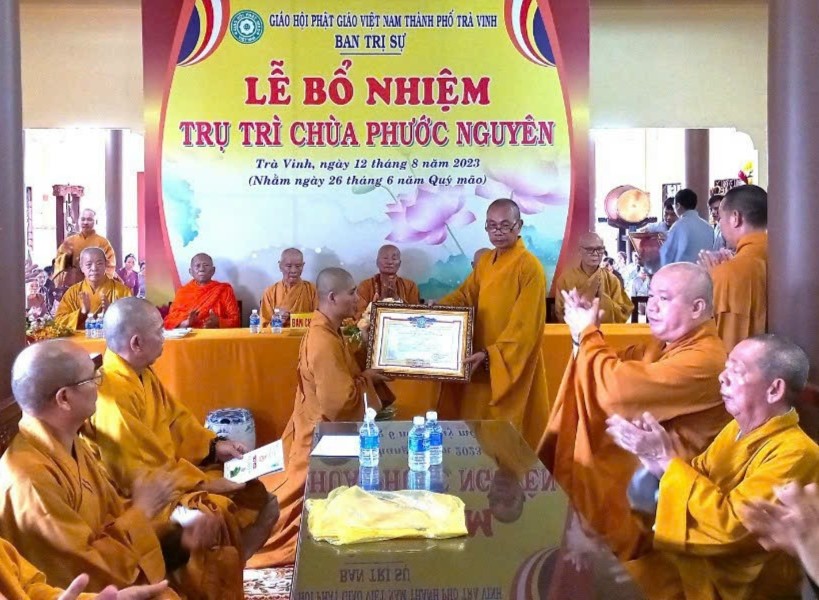 Hòa thượng Thích Huệ Pháp trao quyết định bổ nhiệm trụ trì chùa Phước Nguyên đến Đại đức Thích Như Thuận Hòa thượng Thích Huệ Pháp trao quyết định bổ nhiệm trụ trì chùa Phước Nguyên đến Đại đức Thích Như Thuận