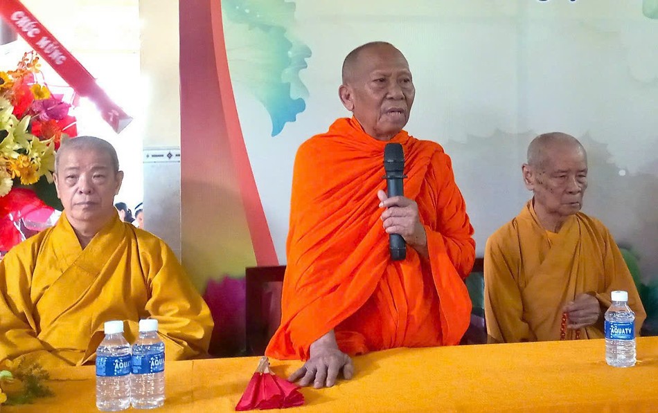 Hòa thượng Thạch Sok Xane ban đạo từ Hòa thượng Thạch Sok Xane ban đạo từ