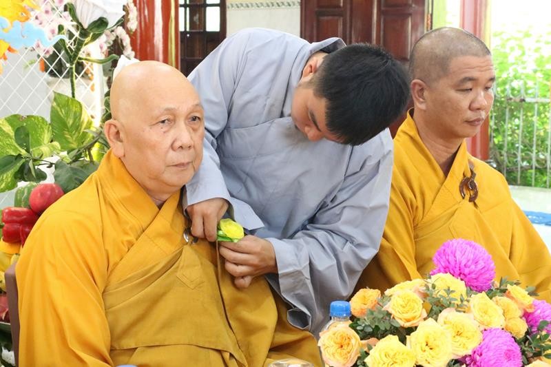 Phật tử thực hiện nghi thức cài hoa hồng Phật tử thực hiện nghi thức cài hoa hồng