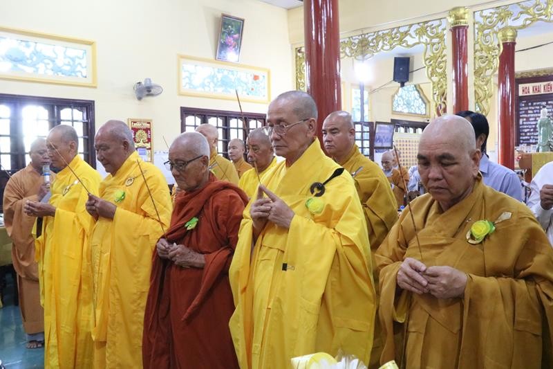 Dâng hương tưởng niệm tổ khai sơn chùa Hòa Long Dâng hương tưởng niệm tổ khai sơn chùa Hòa Long