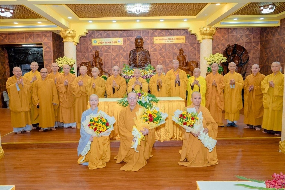 Tặng hoa khen thưởng đến chư Tăng Ni đạt thành tích cao trong hội thi diễn giảng cấp TP Tặng hoa khen thưởng đến chư Tăng Ni đạt thành tích cao trong hội thi diễn giảng cấp TP