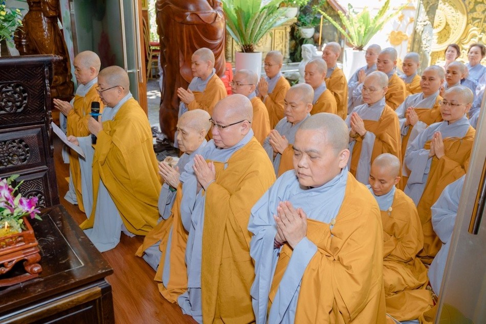 Đại diện chư Ni tác bạch cúng dường Đại diện chư Ni tác bạch cúng dường