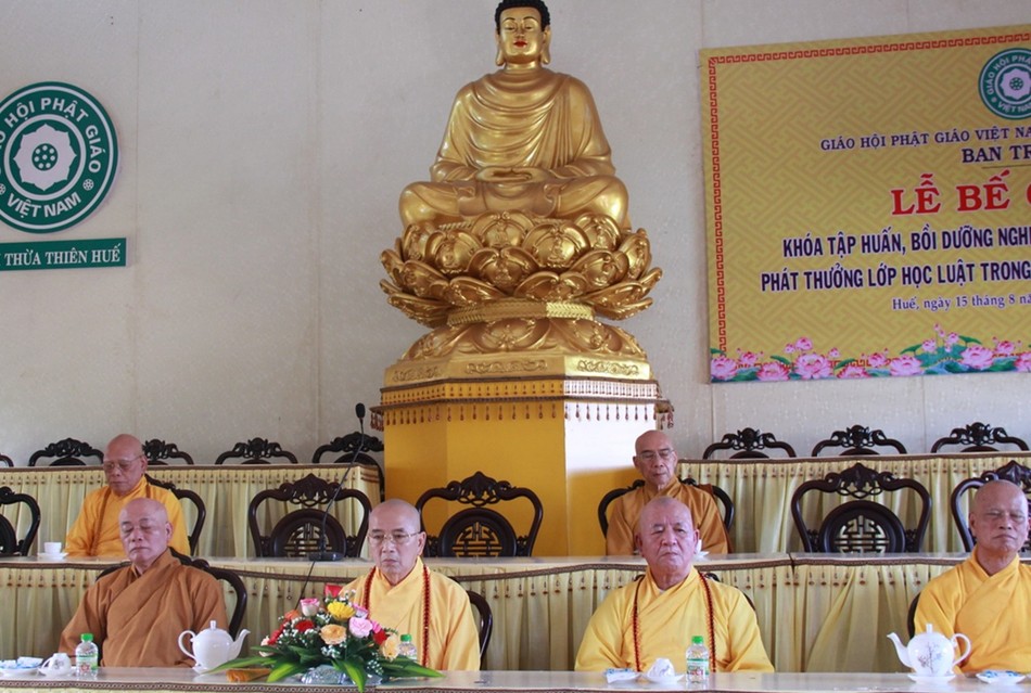 Chư tôn đức chứng minh lễ bế giảng