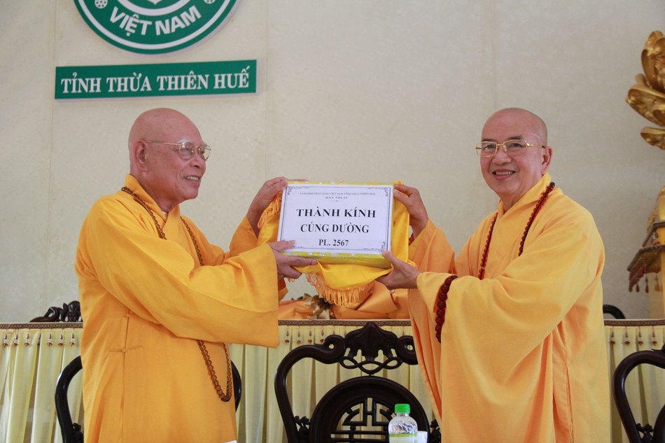 Hòa thượng Thích Khế Chơn dâng lễ lên Trưởng lão Hòa thượng Thích Chơn Hương