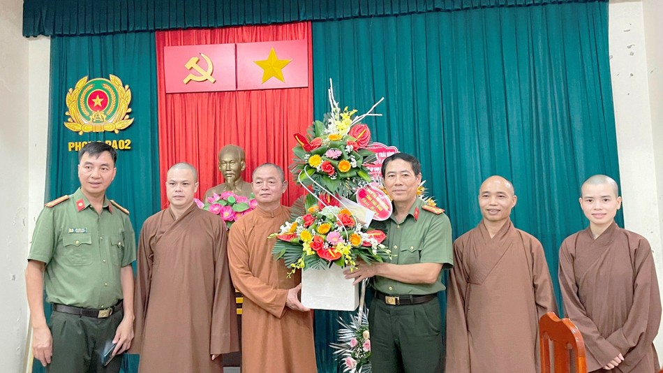 Chư tôn đức tặng hoa chúc mừng lãnh đạo phòng PA02 - Công an tỉnh Thái Bình Chư tôn đức tặng hoa chúc mừng lãnh đạo phòng PA02 - Công an tỉnh Thái Bình