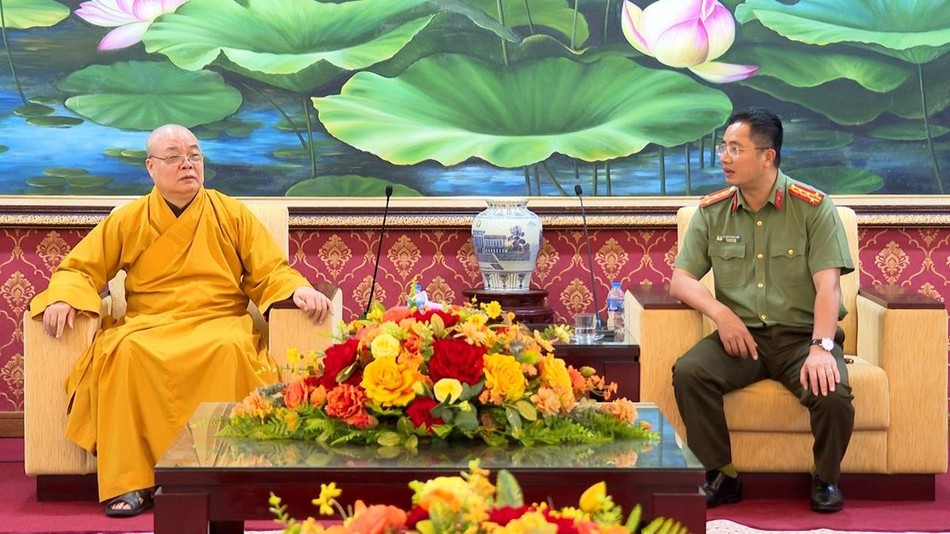 Đại tá Phạm Thành Long, Phó Giám đốc Công an TP.Hà Nội đón tiếp đoàn