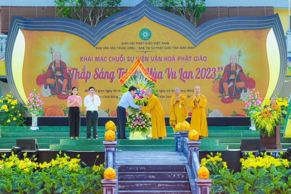 Tặng hoa chúc mừng Tặng hoa chúc mừng