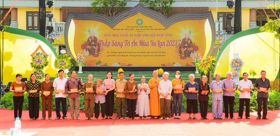 Trao quà đến các hoàn cảnh khó khăn Trao quà đến các hoàn cảnh khó khăn