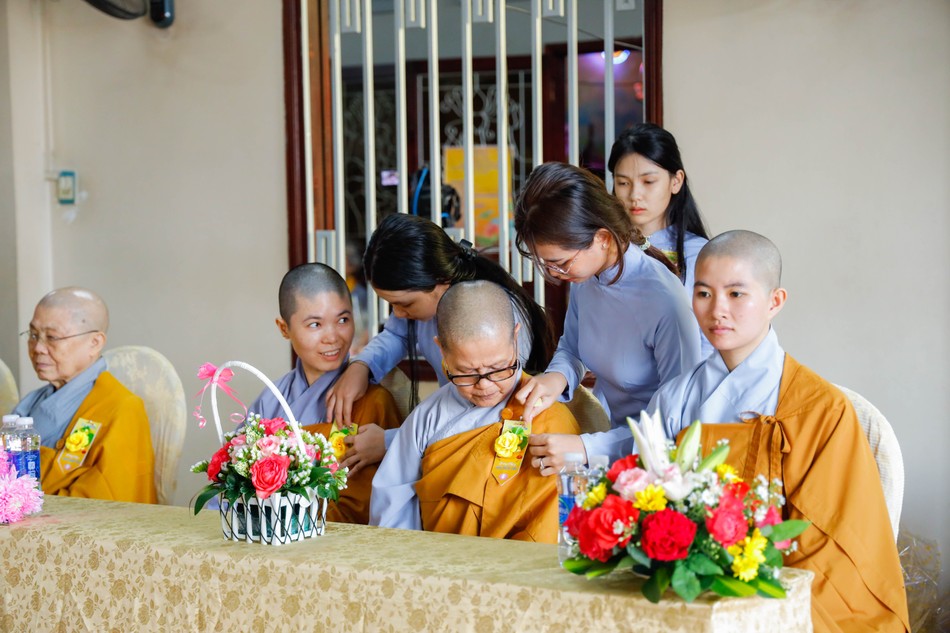 Cài hoa hồng lên áo