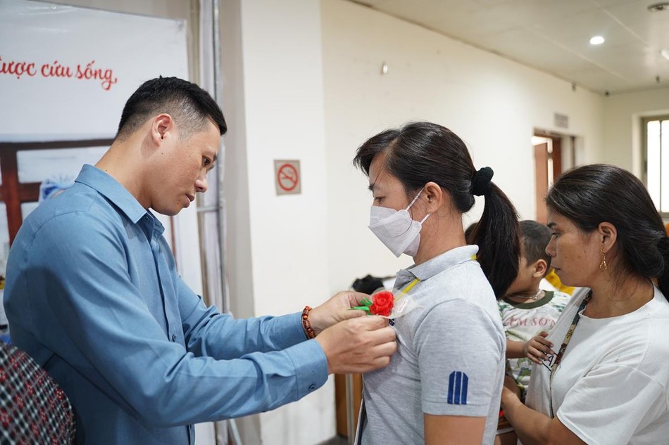 Phật tử chùa Bằng cài hoa hồng cho bệnh nhân và người nhà tại Viện Huyết học - Truyền máu T.Ư