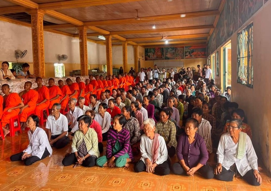 Người dân đến nhận quà tại chùa Prom Người dân đến nhận quà tại chùa Prom