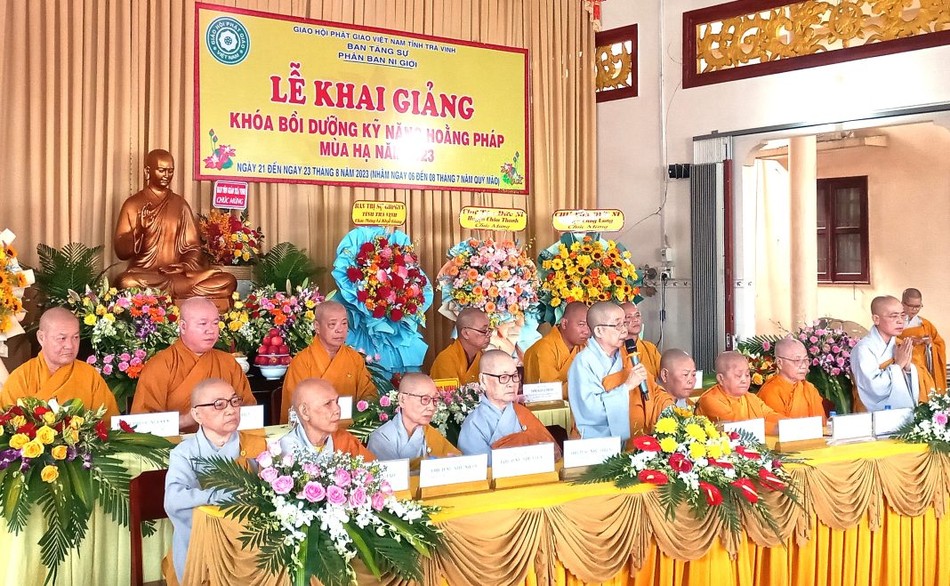 Ni trưởng Thích nữ Nhật Khương khuyến tấn chư hành giả Ni