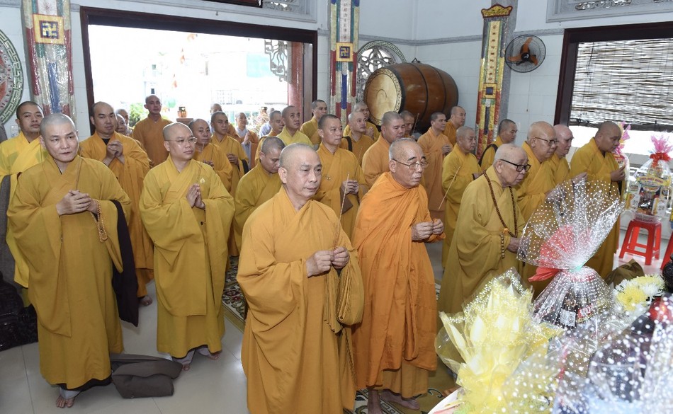 Chư tôn giáo phẩm dâng hương tưởng niệm