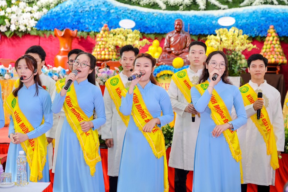 Thanh thiếu niên Gia đình Phật tử thiền viện Sùng Phúc hát mừng Vu lan