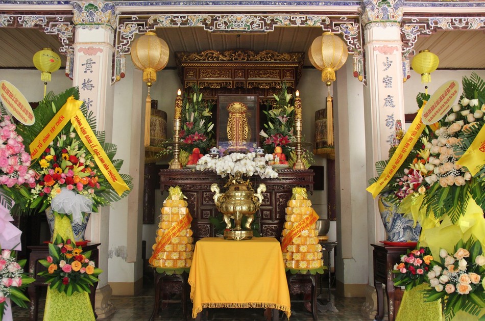 Long vị cố Hòa thượng tại tổ đường chùa Linh Quang Long vị cố Hòa thượng tại tổ đường chùa Linh Quang